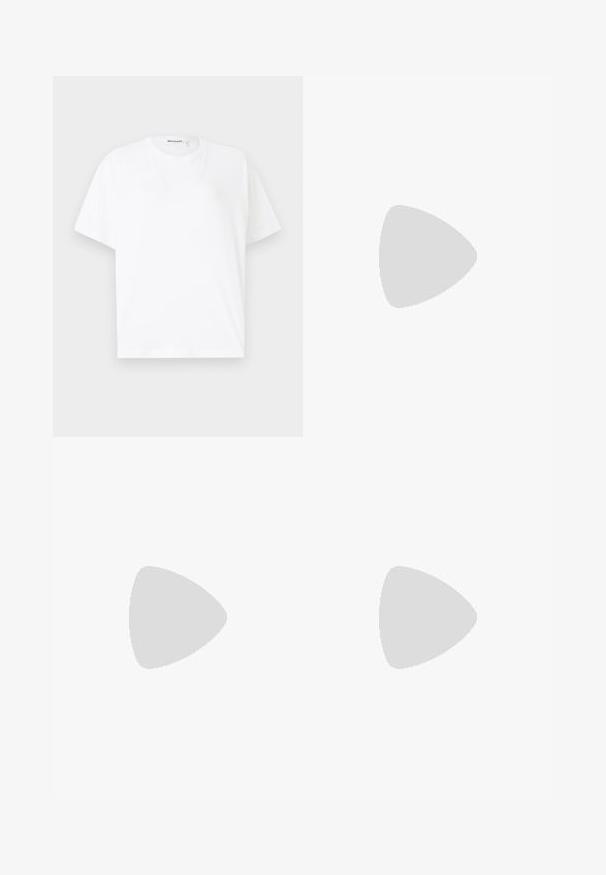 Hvid T-shirt lavet af bomuld, med rund halsudskæring og korte ærmer. Enkel design med en afslappet pasform og ingen mønstre eller udsmykninger.; By Malene Birger AUBREY - Maxinederdele - black; Sorte flip-flop med en tekstureret gummisål, to slanke stropper og et subtilt, præget logodetalje på stroppen.; Sorte ovale solbriller med mørke linser og blank plastramme. Har et guldlogo på stykket, hvilket giver et slankt og moderne design.; Sort læderhandbag med en struktureret rektangulær form. Har et gyldent ovalt lås og en tynd skulderrem. Glat tekstur.