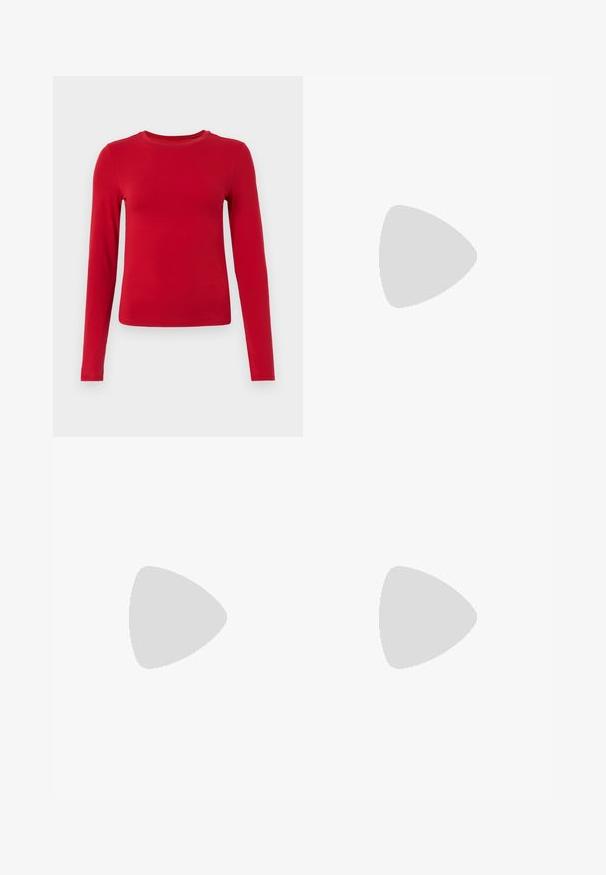 Rode lange mouw top gemaakt van rekbaar materiaal, met een ronde halslijn en een getailleerde pasvorm. Soepele textuur zonder zichtbare patronen.; Zwarte flared jeans met een hoge taille, voorzien van twee knopen aan de voorkant en een rits. Gemaakt van een zachte denimstof met een gladde textuur.; Zwarte leren enkelboots met een dikke zool en zij-elastische panelen, gecombineerd met donkerblauwe jeans. De grond is lichtgekleurd.; Zilveren metallic handtas met een gestructureerde vorm, voorzien van een bovenhandvat en een strikdetail aan de voorkant. Gladde textuur, reflecterende afwerking.