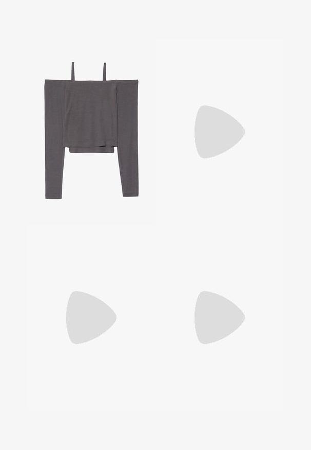 Grå av-axeln långärmad topp gjord av mjukt tyg; har tunna remmar och en kort design med en slät textur.; En ljusblå denim midi-kjol med en utsvängd form, midjeresår med bältesöglor och synlig sömnad längs sömmarna.; Denim cowboy stövel, ljusblå, spetsig tå, utskärningar med triangulära former, låg staplad klack, texturerad yta.; Svarta solglasögon med en elegant, omslutande design, mörkt tonade linser och glänsande plastbågar. Har varumärket på stängerna.; Svart lackläderhandväska med en rundad form, en axelrem, framfickor och detaljer i silverfärg.