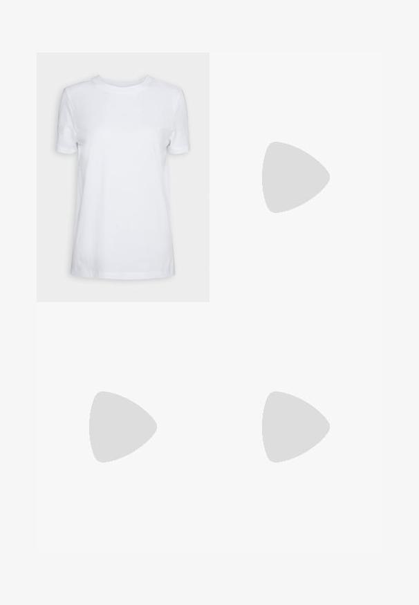 Hvid kortærmet t-shirt lavet af bomuld. Rund hals design med en glat tekstur og uden synlige mønstre eller accenter. Basic stil.; Sorte denim overalls med brede ben, justerbare stropper, forlommer og logo-patch på brystet. Robust stof med en mat finish.; Sorte ruskinds sneakers med hvide accenter og snørebånd, parret med hvide ribbede ankelstrømper, placeret på en struktureret grå overflade.; Sølv kædearmbånd med forlængede led over. Nedenunder et farverigt perlearmbånd med sorte, blå, grønne, gule, røde og klare perler.