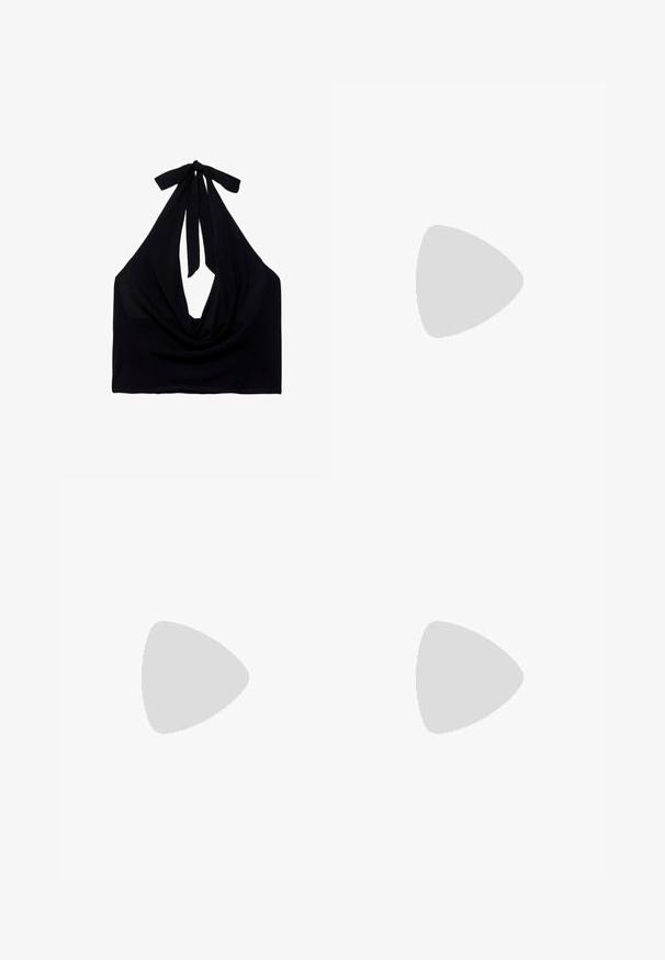 Haut halter noir en tissu léger, doté d'un décolleté en V profond et de bretelles nouées au cou. Texture lisse, design décontracté.; Robe noire longueur cheville en tissu doux et extensible avec un corsage froncé et des liens ajustables sur les côtés, créant une silhouette fluide.; Ballerines en cuir noir avec un bout arrondi, une sangle avec une boucle décorative et un petit talon carré. Texture lisse au design minimaliste.; Collier en choker de fleurs noires composé de pétales superposés, porté avec un débardeur à côtes noir présentant des accents en argent le long de l'encolure et des épaules.