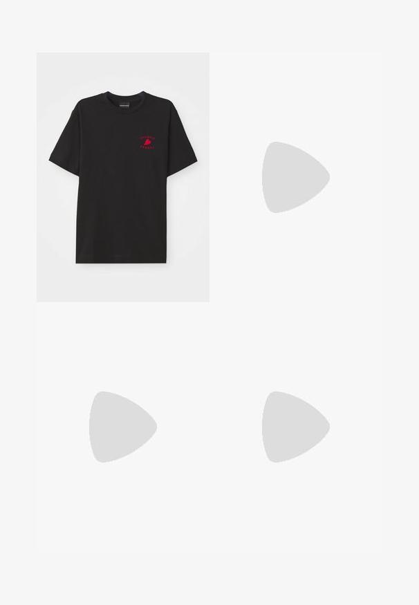Schwarzes Baumwoll-T-Shirt mit Rundhalsausschnitt und kurzen Ärmeln; mit rotem gesticktem "Emporio Armani"-Logo und Herz im Brustbereich.; Beige gerade geschnittene Hose mit Gürtelschlaufen, vorderem Knopf und Reißverschluss, flach auf einem weißen Hintergrund präsentiert.; Schwarze Lederoberlederschuhe mit glatter Oberfläche, abgerundetem Zeh, fünf Ösen für die Schnürsenkel und niedrigem Blockabsatz. Minimalistisches Design mit feinen Nähten.; Schwarze Leder-crossbody-Tasche mit einem Reißverschlussfach, Logo-Detail und einem verstellbaren, gebrandeten Gurt. Getragen zu einem strukturierten marineblauen Pullover.