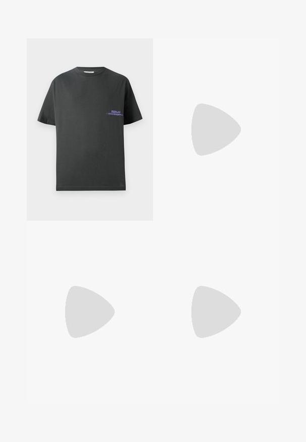 Mörkgrå bomulls-t-shirt med rund halsringning. Har en liten lila tryck på vänster bröst som säger "REPLAY." Korta, raka ärmar.; Grå denimjeans med rak passform, femficksdesign och metallknäppning. Tyget har en mjuk, strukturerad yta.; Vit sportskor med texturerade paneler och en tjock sula, i kombination med blå denimjeans med en urtvättad finish och rak benlöngd.; Svart axelväska gjord av slitstarkt tyg, med en justerbar rem, ett zip-försett huvudfack och en framficka.