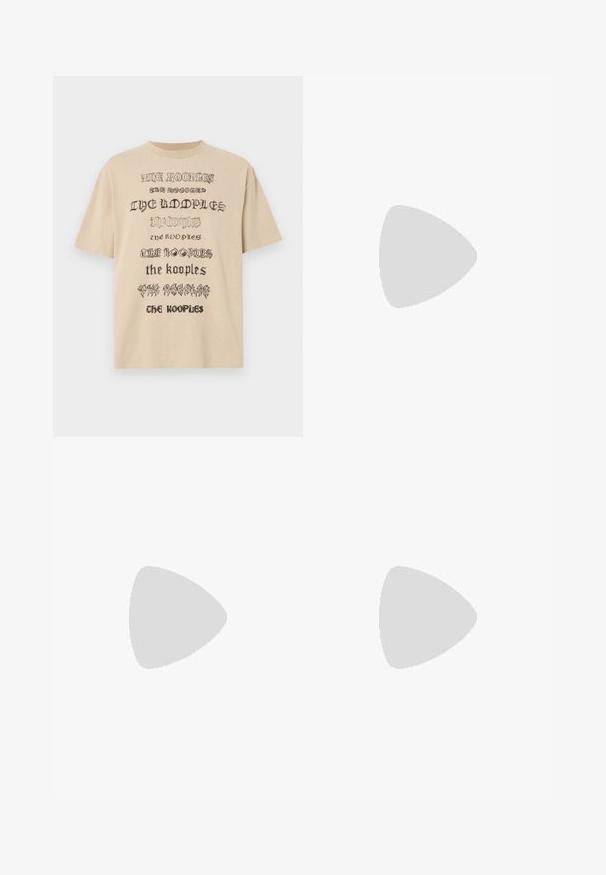 Beige oversized t-skjorte med gjentatte tekstgrafikker i svart, med varierende skrifttyper. Laget av myk bomullsstoff.; Grå denimjeans med rette ben, fem lommer og knappelukking i midjen. Subtilt slitte detaljer gjennom hele.; Hvit sneakers med semsket detaljer, rund tå, flate snøringer og en kremfarget gummisåle. Har grønn merking på hælen.; Svart syntetisk totebag med to håndtak, avtagbar skulderrem, frontlomme med glidelås og detaljer i sølv.