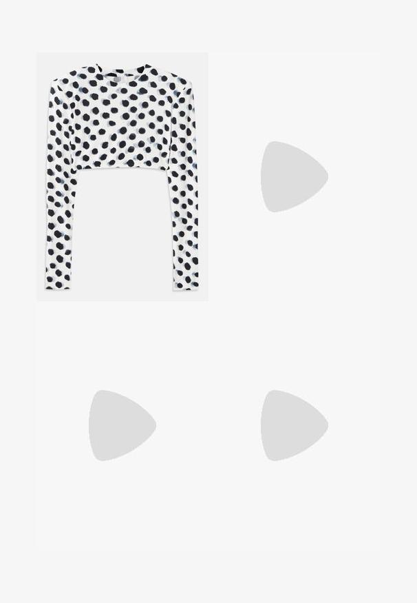 Afskåret langærmet top i strækbart hvidt stof med et design af sorte polka prikker, som har en glat overflade og rund halsudskæring.; Sorte denim jeans med lige pasform. Har fem lommer, en knaplukning og minimale syninger. Klassisk design.; Sorte spidse tå stiletto-sko i krokodilleskind med et strømlinet design, høj hæl og glat sort inderside.; Sort håndtaske med en struktureret overflade, prydet med sølvnitter og en kraftig sølv kædedyse. Har en slank, minimalistisk form.; Sølvfarvede metalløreringe med to designmuligheder: en snoet cirkulær ring og en glat cirkulær stud. Reflekterende overflade forstærker elegance.