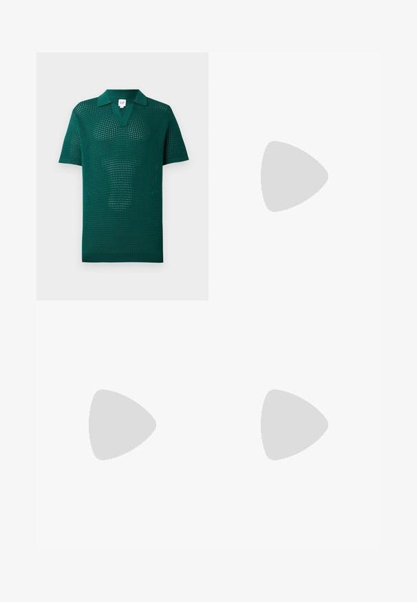 Polo shirt verde lavorato a maglia con una trama aperta e testurizzata, maniche corte e colletto classico. Presenta un design a scollo a V e orlo a coste.; Pantaloni bianchi a gamba larga con pieghe sul davanti, chiusura a un bottone e tasche laterali. Texture liscia e design sartoriale.; Mocassini in pelle marrone con punta arrotondata, dettagli cuciti e un'elegante fibbia metallica decorativa sul davanti. Suola in gomma.; Orologio rettangolare in oro rosa con quadrante bianco, indicatori di ore minimalisti e bracciale in metallo a maglie. Presenta una corona sul lato destro.; Collana a catena in tonalità oro con un semplice pendente a croce. La catena è caratterizzata da una texture con un design a maglie fini, mentre il pendente è liscio con una finitura lucida.