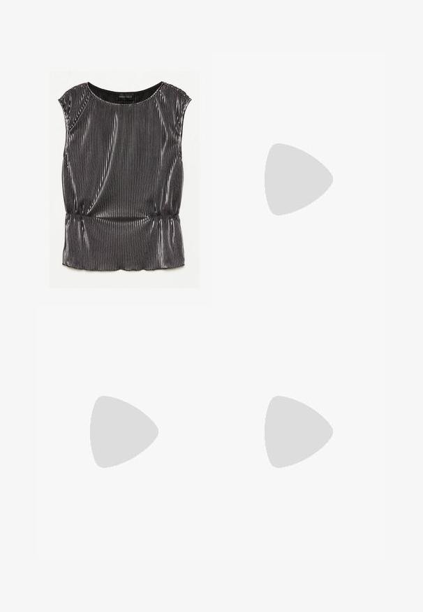 Haut sans manches noir métallique avec un design plissé, encolure arrondie et ourlet froncé. Étiquette de la marque "ANNA FIELD" visible à l'intérieur.; Jean en denim bleu clair à jambes larges avec un effet délavé, présentant une fermeture à bouton, des passants de ceinture et un design à cinq poches.; Loafer en cuir verni noir avec une semelle plate, un bout arrondi et une sangle décorative agrémentée d'un accent doré. Fini lisse et brillant.; Sac à main noir à la forme structurée, texture lisse et fermoir métallique. Associé à un pantalon noir ample et des sandales ouvertes sur un sol en bois.