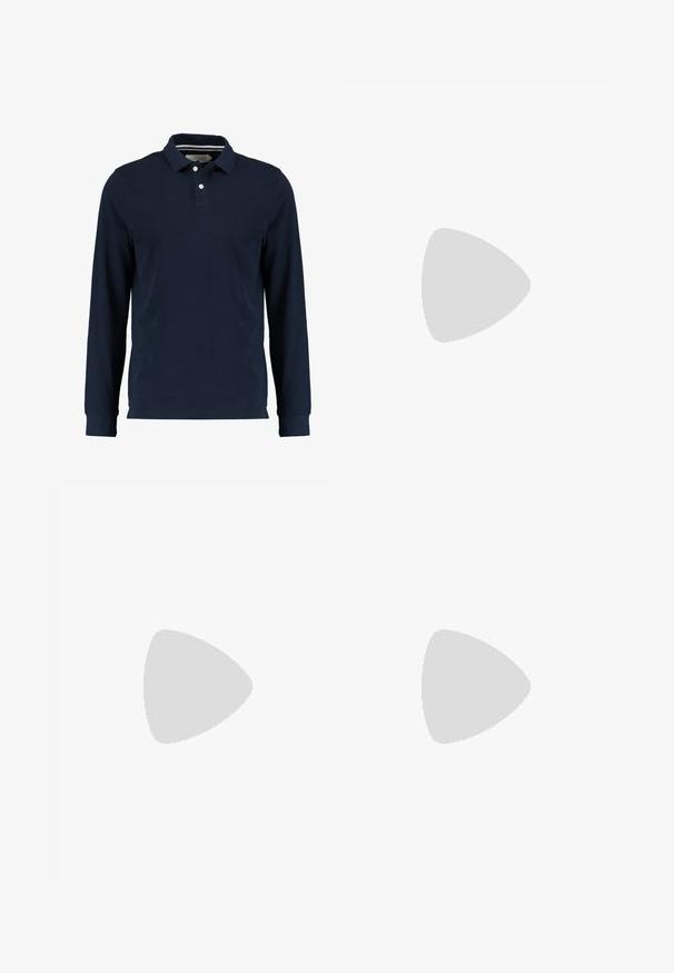 Polo shirt cu mânecă lungă de culoare bleumarin, fabricat din bumbac, cu un guler clasic, plachetă cu două butoane și o textură netedă.; Cămașă albă cu mânecă lungă din bumbac, cu guler butonat, având un mic logo bleumarin pe pieptul stâng și închidere clasică cu butoane.; Jeans din denim albastru închis, cu un design drept, având cinci buzunare, cusături contrastante și închidere cu buton la talie.; Tommy Hilfiger ESSENTIAL  - Sneakers low - white