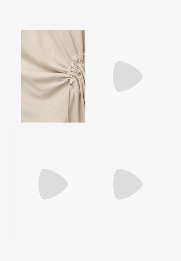 Romige stof samengebracht en vastgemaakt met een zilveren metalen cord lock in een trekkoorddetail.; Camo-geprinte broek gemaakt van een lichtgewicht stof, met een elastische tailleband, zijzakken en verstelbare trekkoorden bij de enkels.; Even&Odd Wide Fit Enkellaarsjes met hoge hak - black; Zwarte leren handtas met twee korte handvatten en een afneembare schouderriem. Voorzien van een voorvak met rits en metalen accenten. Structuur oppervlak.