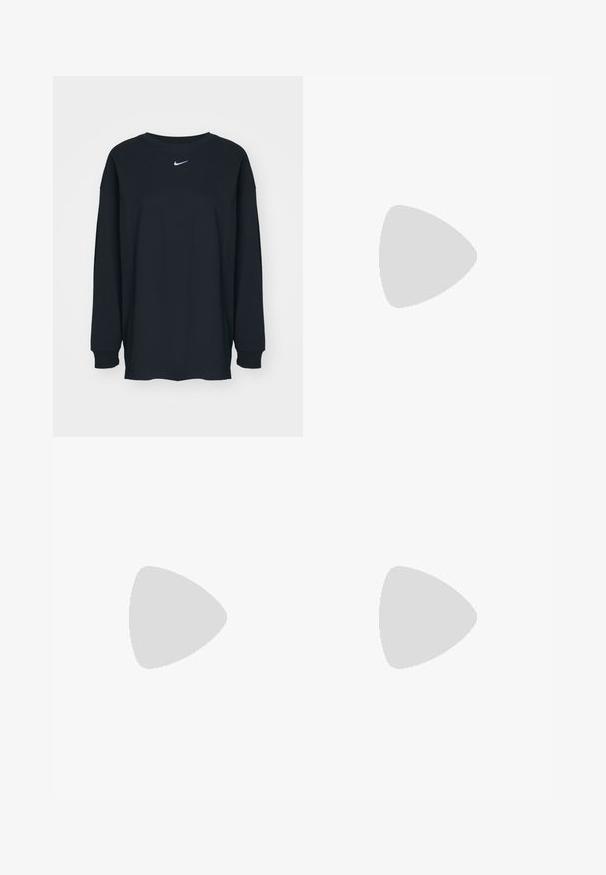 Svart langermet T-skjorte laget av bomull med rund hals. Har en hvit Nike-logo på brystet. Myk tekstur, enkelt design.; Svarte treningsbukser med en blank, glatt stoff, som har et elastisk liv, vide ben og en liten logo på venstre side.; Hvit og svart atletiske sko med mesh-overdel, gummisåle og distinkte ribbestrikkede detaljer. Brukt med hvite ribbestrikkede sokker.; Svart nylon toteveske med to robuste håndtak og glidelås. Har en fremtredende hvit Nike swoosh-logo i et horisontalt stripete design.