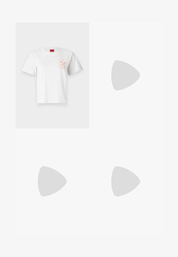 Fehér, rövid ujjú pamut póló, kerek nyakkivágással és világos rózsaszín "HUGO" logóval a bal mellrészen. Piros címke a nyaknál.; Közepesen kék farmer széles légzéssel, magas derékkal, egyenes szabással, minimális kopással és klasszikus öt zsebes dizájnnal.; Fehér bőr sportcipők vastag fehér talppal, fekete velúr sarokpikkelyel és dombornyomott logóval az oldalon. Fűzős kialakítás, hat fűzőlyukkal.; Fekete, nagyméretű napszemüveg geometrikus formával, sötét lencsékkel és kontrasztos szürke részlettel a kereten. Logó a szárán.
