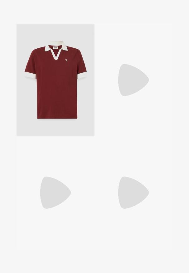 Polo burdeos con cuello y puños de manga blancos. Presenta un escote en V y un pequeño logo de corazón en el pecho. Confeccionado en una tela suave.; Pantalones cortos de crema clara con cinturilla elástica, que cuentan con franjas laterales en color burdeos y una textura suave, rematados en el dobladillo.; Mocasín de cuero marrón con punta redondeada, detalles de costura, una correa en la parte superior y un pequeño tacón. Textura suave y diseño simple.; Bufanda de bandana roja hecha de algodón, con patrones de paisley y puntos blancos, de forma triangular y con una etiqueta en la esquina inferior.; Bolso bandolera de charol burdeos con forma rectangular, dos correas, herrajes plateados y cierre de solapa.; Reloj rectangular de oro rosa con una esfera blanca, marcadores de hora minimalistas y una pulsera metálica vinculada. Presenta una corona en el lado derecho.