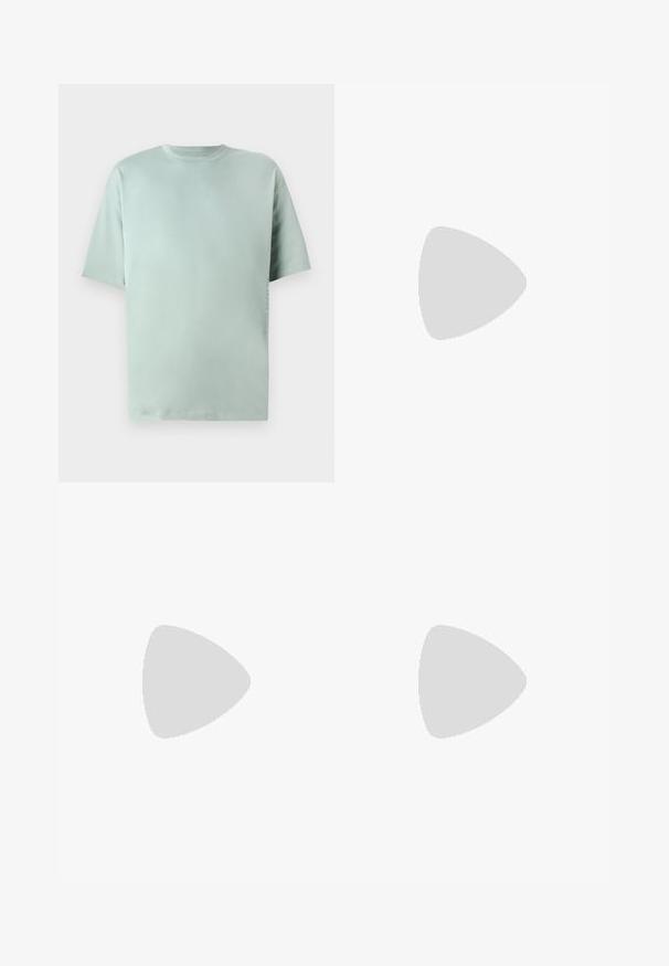 Ljusgrön bomull T-shirt med rund hals, korta ärmar och en avslappnad passform. Har en subtil tryckt detalj på sidan.; TOM TAILOR JOSH  - Jeans straight leg - clean light stone blue denim; Vita sneaker, slät syntetisk material, låg design, rund tå, sex öglor, logotypdetalj på sidan, kontrasterande mörk hälaccent.; Vitt pärlhalsband med en enhetlig rund form, slät yta och metalknop med en förlängningskedja för justerbar längd.