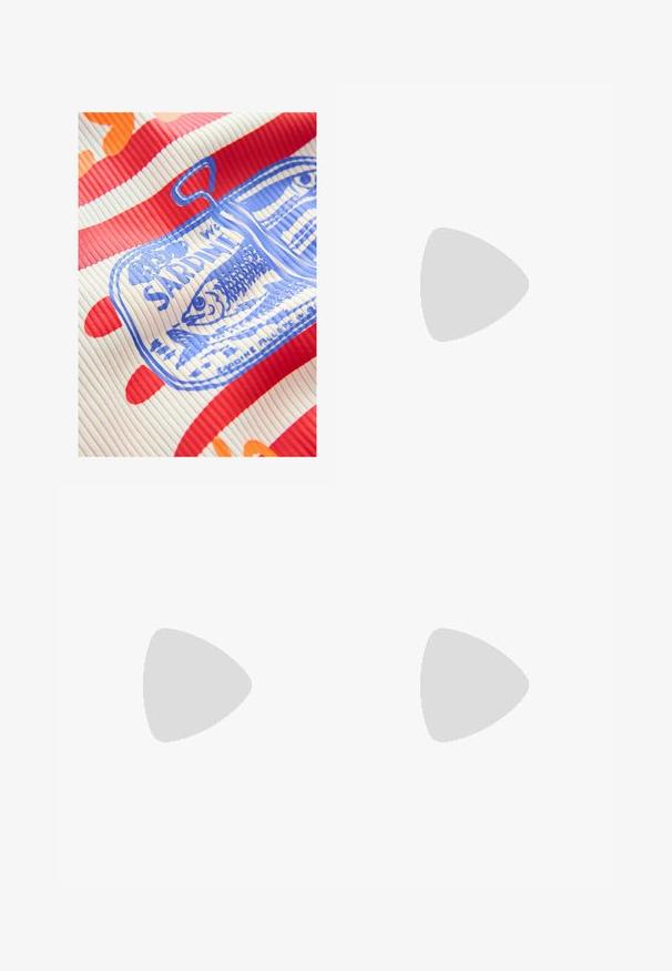 Next REGULAR FIT - RACER TANK SLEEVELESS - Top - white red; Tmavě modré kraťasy s elastickým pasem, na bocích se barevnými květinovými pruhy a malým bílým logem na dolním lemu.; Béžové žabky vyrobené z gumy, které mají jeden prstový pás a silnou podrážku s protiskluzovým vzorem. Jsou označeny logem Fila.; Černé oválné sluneční brýle s tmavými skly, lesklým plastovým rámem, širokými stranami a malým zlatým detailem na jedné straně.