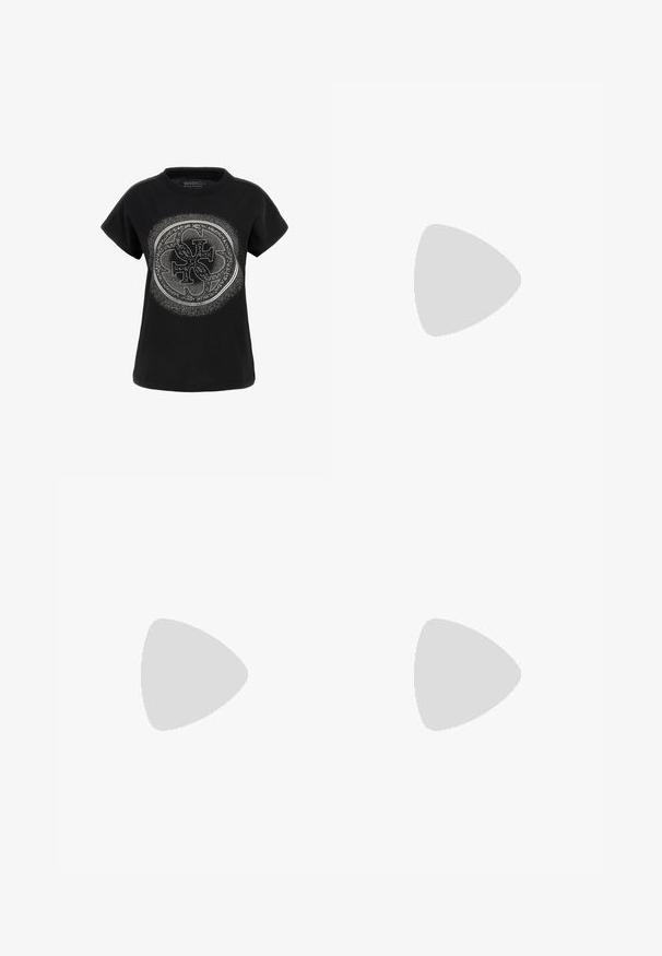 Zwart t-shirt met korte mouwen van katoen, met een circulair grafisch ontwerp met zilveren accenten en een gestructureerd patroon in het midden.; Zwarte faux leren mini-rok met een grote strik aan de voorkant, een gladde textuur en een gestructureerd silhouet met plooidetails.; Zwarte leren enkelboot met drie verstelbare gespbanden, textuuraccenten, ronde neus, chunky rubberen zool en metallic logo-detail.; Zwarte pailletten mini handtas met een geknoopte textuurriem en zilveren ketting. Rondvormig met een geplooide bovenkant en reflecterende details.