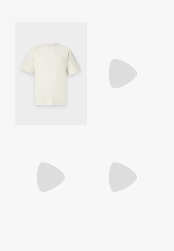 Camiseta de tejido acanalado en beige claro con mangas cortas y un escote redondo, exhibida sobre un fondo blanco liso.; Pantalones cortos de lino de color beige claro con cierre de botón, dos bolsillos laterales y una textura suave. La longitud de la pierna es por encima de la rodilla.; Mocasines de ante marrón con punta redondeada y una suela de goma negra baja, que presentan una correa decorativa y detalles de costura en la parte superior.; Bolso bandolera beige con una textura mate suave, forma rectangular, correa negra ajustable y un bolsillo delantero con cremallera. Marcado con "PIER ONE."