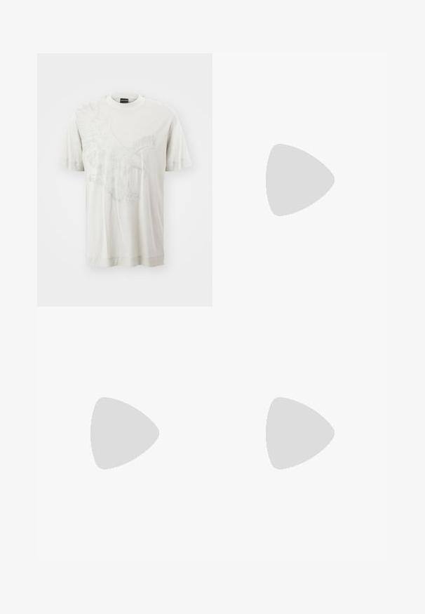 Emporio Armani T-shirt imprimé - silver cloud; Pantalons de costume noirs avec une coupe ajustée, présentant une texture lisse, des jambes droites et des passants de ceinture, associés à des chaussures de costume noires vernies.; Mocassins en cuir noir avec une finition lisse, un bout rond, une sangle décorative et un design minimaliste. Présentent un petit talon carré.; Sac à bandoulière en cuir noir avec un compartiment zippé, détail de logo et une sangle réglable marquée. Porté avec un pull texturé bleu marine.