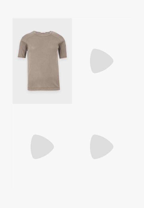 Béžové tričko s krátkým rukávem, žebrovaným materiálem a kulatým výstřihem, s viditelnými švy na rukávech a výstřihu, položeno na bílém pozadí.; Olivově zelené kalhoty vyrobené z hladké látky, s vysokým pasem, nařaseným předním dílem a širokými nohavicemi. Bez viditelných kapes nebo zdobení.; Hnědé kožené otevřené lodičky na vysokém podpatku s elegantním designem, které mají široký přední pás a štíhlý jehlový podpatek.; Pár nepravidelných oválných náušnic z kovu pozlaceného zlatem s texturovaným, mírně kladivkovým povrchem na bílém pozadí.