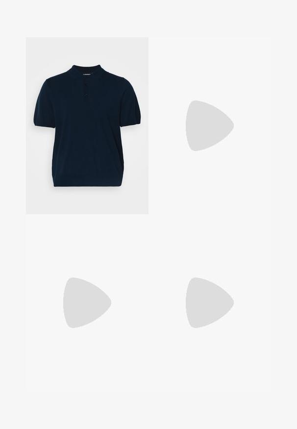 Marineblaues Poloshirt aus gestricktem Stoff, mit klassischem Kragen, kurzen Ärmeln und einer Knopfleiste mit drei Knöpfen, die eine glatte Textur aufweist.; Beige Baumwoll-Cargo-Hose mit geradem Bein, ausgestattet mit Seitentaschen, einer vorderen Knopfverschluß und kontrastierenden Steppnähten.; Cremefarbene und schwarze Adidas Spezial Sneaker mit Gummisohle, schwarzen Streifen, roten Nähten und "Spezial" Branding an der Seite.; Schwarze rechteckige Sonnenbrillen mit dunklen Gläsern, die einen dicken Rahmen, subtile Akzente an den Seiten und keine sichtbaren Logos außer dem Markennamen aufweisen.; Silberner Edelstahlumschlag mit schwarzem Zifferblatt, markierten Stundenanzeigen, Datumsanzeige und wasserdicht bis zu 50 Metern.; Silberner Metallarmreif mit einer glatten, matten Oberfläche. Verfügt über ein offenes Design mit abgerundeten Kanten, das eine verstellbare Größe ermöglicht.