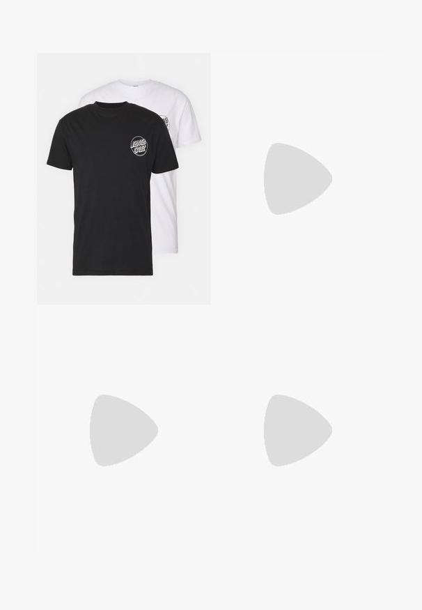 Pack de dos camisetas: una negra y una blanca. Ambas presentan mangas cortas y un logo circular en el pecho en un color contrastante. Material de algodón.; Pantalones de algodón verde oliva de corte recto, con cierre de botón, trabillas para cinturón, bolsillos frontales y un bolsillo lateral adicional para utilidad.; Zapatillas Puma en gamuza blanca y negra, con una suela de goma marrón. Combinadas con calcetines blancos que muestran un logo negro, llevados con pantalones oscuros.; Collar de plata con capas que presenta una cadena en forma de clip de papel y un colgante de rayo con acentos en negro. Cierre ajustable y longitud de cadena ajustable.