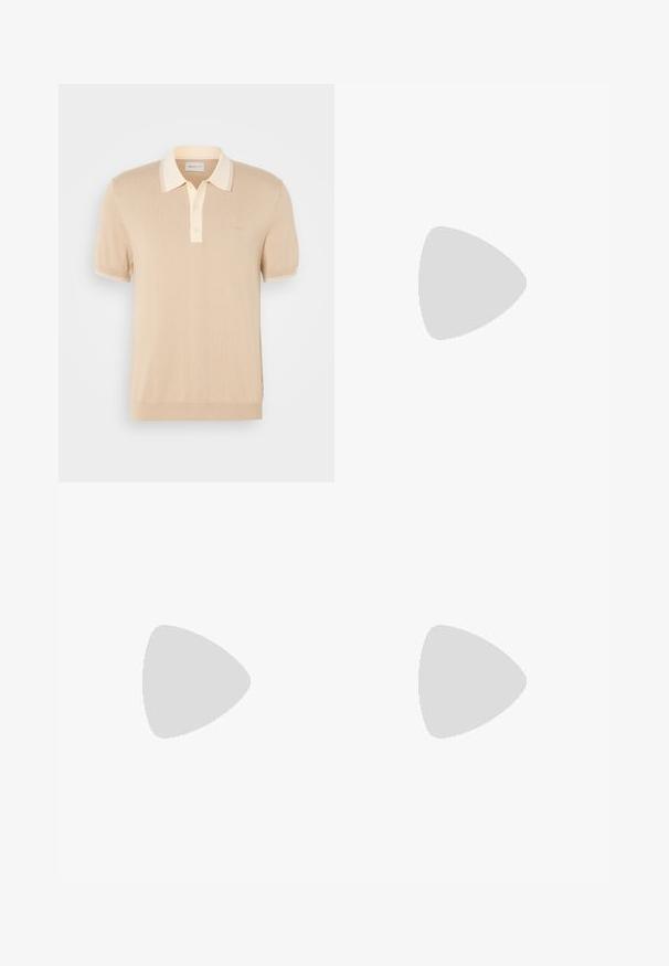 Lys beige polo-skjorte laget av mykt strikkemateriale. Har en kontrasterende krage og to-knapp placket. Subtil merking på brystet.; Beige linbukser med vertikale striper, med elastisk livlinje og snor, rett ben-design, og glatt tekstur.; Hvite sneakers med beige semsket skinn-detaljer og lette gummisåler; har et lavt design og teksturdetaljer på overdelen.; Svart og gull solbriller med firkantet form, metallramme, mørke grå linser og svarte temple spisser. Har dobbel bro-design.
