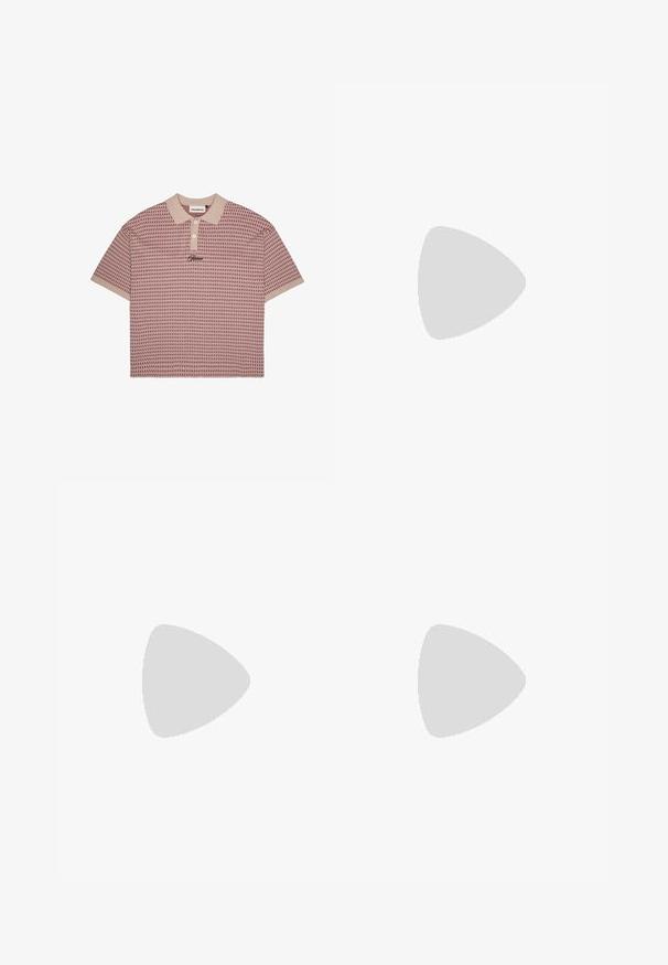 Polo a maniche corte di colore rosa con motivo geometrico, colletto beige, tre bottoni bianchi e logo ricamato sul petto.; Shorts in denim nero con taglio dritto, caratterizzati da due tasche anteriori, cuciture bianche a contrasto e un dettaglio con tracolla laterale.; Scarpe da ginnastica nere alte con suola e lacci bianchi, abbinate a jeans di denim blu larghi, appoggiate su un parapetto grigio.; Urban Classics BANDANA 3 PACK UNISEX - Foulard - black/yellow/white