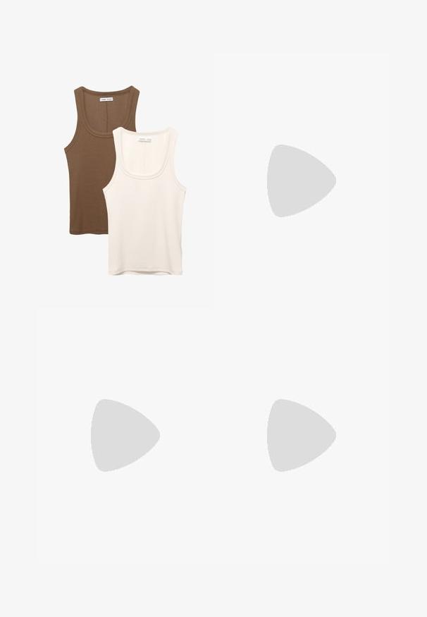 Zwei Tanktops: eines in Dunkelbraun mit gerippter Textur und breiten Trägern, das andere in Cremefarbe, glattes Material mit ähnlichem Design.; Schwarze, weit geschnittene Hose mit hoher Taille, ausgestattet mit vorderen Falten und einem Knopfverschluss an der Taille, aus glattem Stoff gefertigt.; Braune Leder-Sandalen mit Riemen verfügen über zwei breite Riemen mit goldfarbener Hardware und ruhen auf einer strukturierten schwarzen Gummisohle.; Braune geflochtene Clutch mit strukturierter Oberfläache, goldfarbener Hardware und dekorativen Nieten entlang der Kanten. Besitzt einen Kettenriemen.