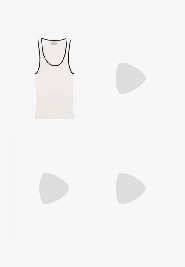 Canottiera bianca con texture a coste, caratterizzata da bordi neri lungo il collo e le aperture delle braccia. Design semplice senza maniche.; Bershka Pantaloni - dark brown; Scarpa a slingback nera in pelle con punta affilata, tacco alto e sottile, e un accentuato adorabile fiocco decorativo. Texture liscia e design elegante.; Borsa a spalla metallica argento con una texture liscia, design curvo, tracolla a catena e un pannello frontale lucido con una sottile incisione del logo.