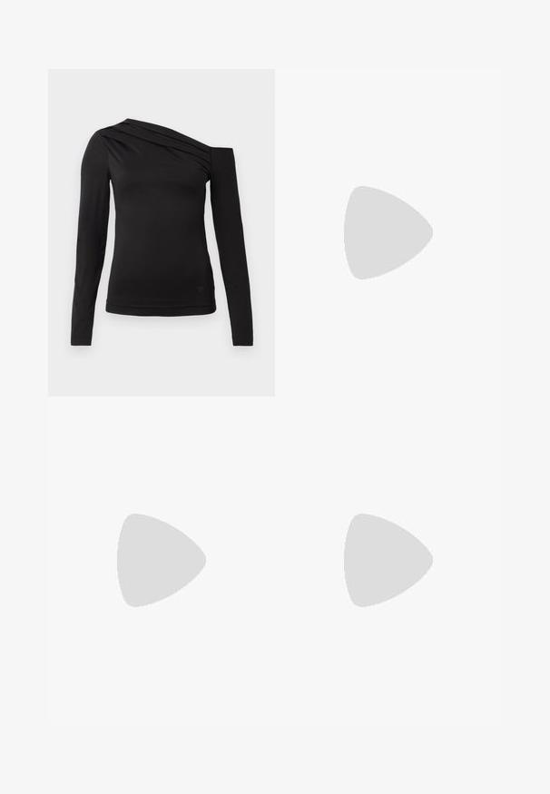 Haut noir à manches longues avec un décolleté asymétrique, mettant en valeur une épaule dénudée et un drapé délicat sur la poitrine.; Pantalons larges gris avec une finition texturée, dotés d'une fermeture à bouton et d'une taille élastique pour plus de confort. Détail avec des plis.; Chaussures à talons hauts en cuir verni noir, avec un bout pointu, une sangle réglable et un talon rectangulaire épais.; Sac fourre-tout noir en matériau synthétique texturé, avec deux anses, une plaque logo dorée et une petite étiquette avec un détail accentué.