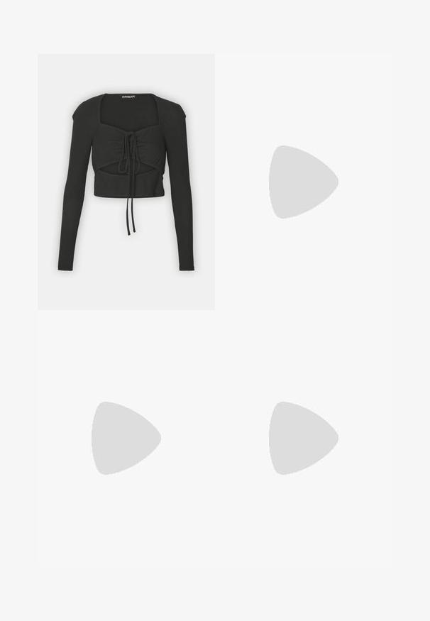 Haut noir cropped à manches longues en tissu côtelé, avec un décolleté carré et un détail de lien à l'avant.; Leggings à taille haute évasée en gris foncé côtelé, fabriqués dans un matériau extensible ; texture lisse avec des détails de couture subtils.; Des chaussures de sport noires et grises présentent un dessus en mesh, des semelles épaisses et des lacets. Elles ont un bout arrondi et des détails de rembourrage visibles.; Sac fourre-tout noir en cuir lisse, doté d'un haut ouvert et courbé avec deux brides d'épaule et un design minimaliste.