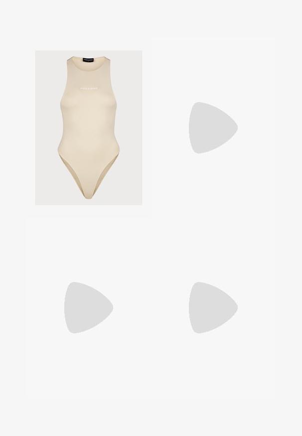 Beige topattu bodysuit ilman hihoja, jossa on korkea kaulus. Valmistettu sileästä, joustavasta kankaasta. Edessä valkoinen "PEGADOR"-logo. Korkeat lahkeet.; Valkoinen mini-hame kevyestä kankaasta, jossa on tasainen etuosa, kaksi vyölenkkiä ja ei koristeita, mikä tarjoaa sileän ja virtaviivaisen ilmeen.; Musta ja harmaa Nike Dunk matalaprofiilinen sneaker, jossa on rei'itetty varvasosa, sileät nahka-akcentit ja kumipohja, joka sisältää teksturoidun kuvion.; Pieni beige käsilaukku, jossa on teksturoitu pinta, kultaiset yksityiskohdat, kaksinkertaiset yläkahvat ja irrotettava hihna, jossa on "VALENTINO" lihavoidulla kirjasimella.