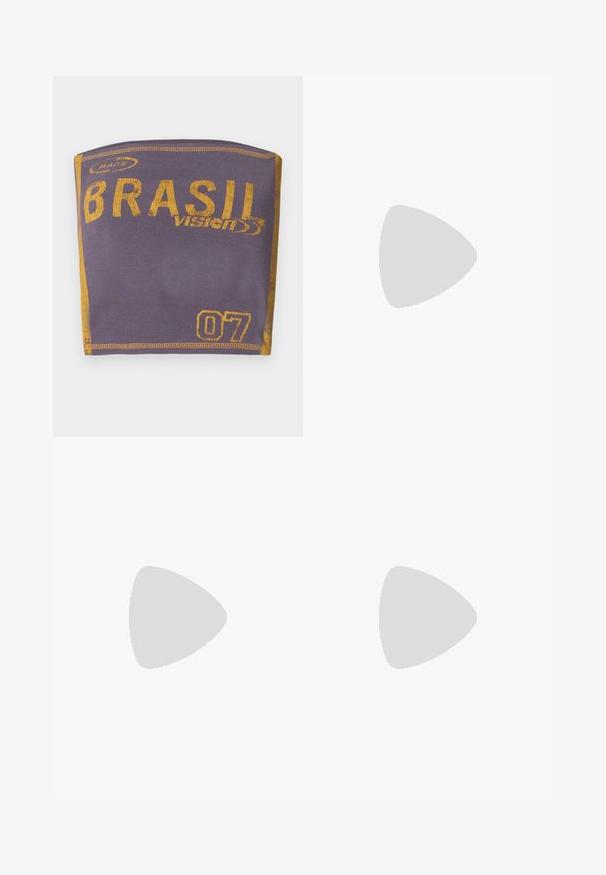 Fialová textilní čelenka s žlutým nápisem "BRASIL" a číslem "07". Měkká textura s našitým okrajem.; Next Džínové kraťasy - camo print; Burgundské sandály na podpatku s tenkými křížovými pásky, čtveratou špičkou a dekoračními bílými akcenty podél okraje podrážky. Hladký kožený povrch.; Plátěná taška v béžové barvě s hnědými vzorovanými akcenty. Má zakřivený tvar, jeden popruh a na přední straně logovou destičku se stříbrným kováním.