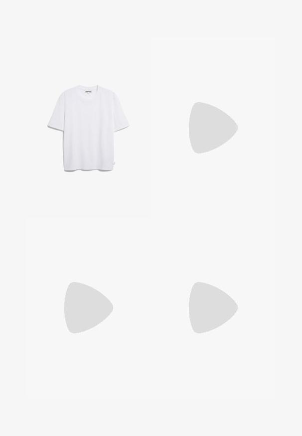 Camiseta de algodón blanca con mangas cortas, un escote redondo y un corte relajado. Sin patrones ni logos visibles. Textura suave.; Bañador negro con rayas verdes horizontales. Presenta un diseño ajustado y una cinturilla elástica. Está hecho de un material suave y elástico.; Zapato slip-on acolchado beige con suela Vibram gris, de forma redondeada y con lazo trasero. Presenta un logo en el lateral y una superficie superior texturizada.; Gafas de sol ovaladas en tono dorado con lentes oscuros, que presentan un diseño elegante, brazos finos y un acento negro en la patilla. Número de modelo L37.; Bolso de cuero negro con herrajes plateados, diseño estructurado, cierre magnético y una correa de hombro desmontable. Acentos texturizados en las esquinas.