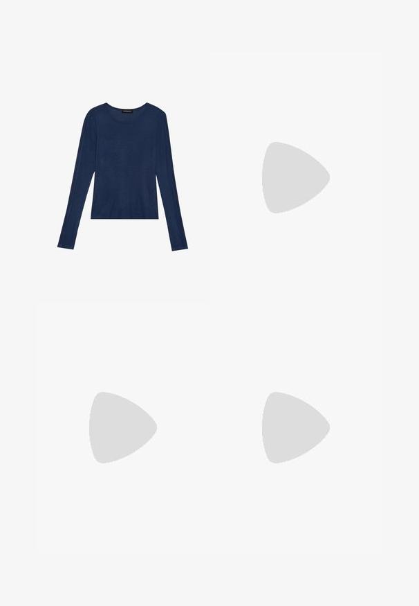 Haut à manches longues bleu marine en tissu doux, avec un col rond et des coutures plates le long des manches, offrant une coupe décontractée.; Shorts en denim bleu clair avec une taille haute, un ourlet effiloché et cinq poches. Présente un bouton en métal et des coutures contrastées.; Chaussure à talon en cuir noir, à dos nu, avec un bout pointu et un large talon bloc. Elle dispose d'une sangle réglable avec une boucle en métal.; Sac à main en cuir noir avec une forme de éventail unique, doté de poignées plates. La surface présente une texture granuleuse et un design minimaliste.