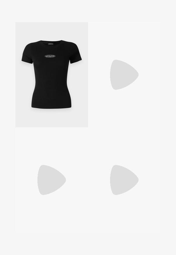 T-shirt noir à manches courtes avec un design ajusté, texture côtelée et un logo "guess jeans" brodé en blanc sur la poitrine.; Leggings évasés noires à côtes avec une taille ajustée et un tissu texturé, présentant une ceinture lisse et un ourlet évasé.; Bottine en cuir noir avec trois sangles réglables à boucle, accents texturés, bout rond, semelle en caoutchouc épaisse et détail logo métallique.; Mini sac à main en sequins noirs avec une bandoulière texturée nouée et une chaîne argentée. Forme arrondie avec un haut froncé et des détails réfléchissants.