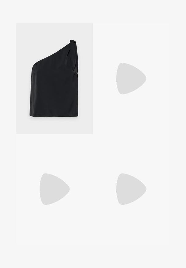 Zwarte off-shoulder top van soepel materiaal, met een strikdetail op de schouder en een relaxte pasvorm. Minimalistisch ontwerp met strakke lijnen.; Zwarte wijde broek van katoen, voorzien van een elastische tailleband met trekkoord, twee zijzakken en een gladde, matte textuur.; Beige faux leather schoenen met blokhak, spitze neus, enkelband en subtiele krokodilstructuur. Zwart binnenvoering.; Zwarte leren handtas met een gebogen vorm, afneembare schouderband en gouden hardware. De tas heeft een klep met een gespsluiting.