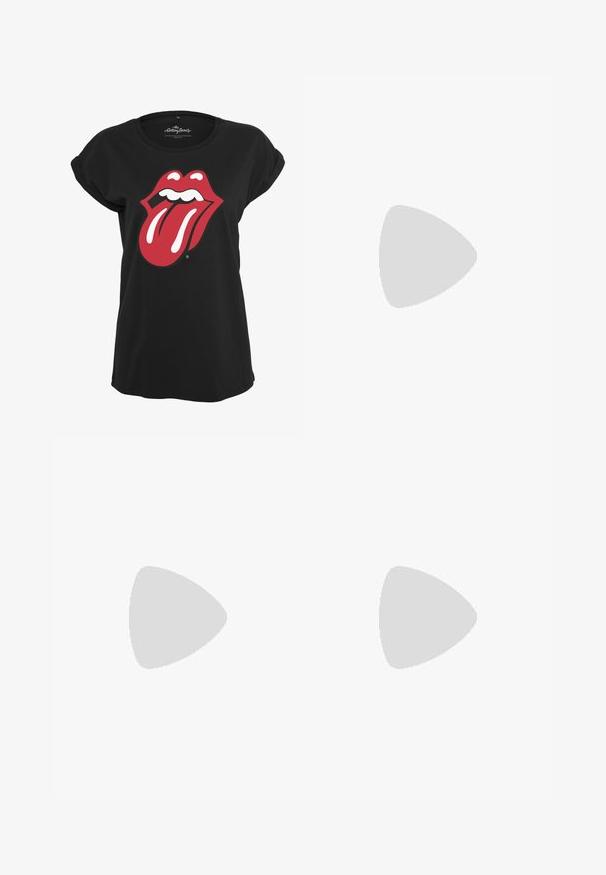 Czarna koszulka z bawełny z czerwoną i białą grafiką logo Rolling Stones, przedstawiającą usta i język z przodu. Okrągły dekolt.; Czarne spodnie z szerokimi nogawkami wykonane z faux skóry, z elastycznym pasem, posiadające boczne kieszenie oraz gładką, błyszczącą teksturę.; Czarne sneakersy za kostkę z białymi sznurowadłami i gumową podeszwą. Charakteryzują się gładką skórzaną teksturą i białymi akcentami z przeszyciami.; Czarne prostokątne okulary przeciwsłoneczne z ciemnymi soczewkami i grubymi matowymi oprawkami. Ramiona są lekko zwężone i mają gładką teksturę.