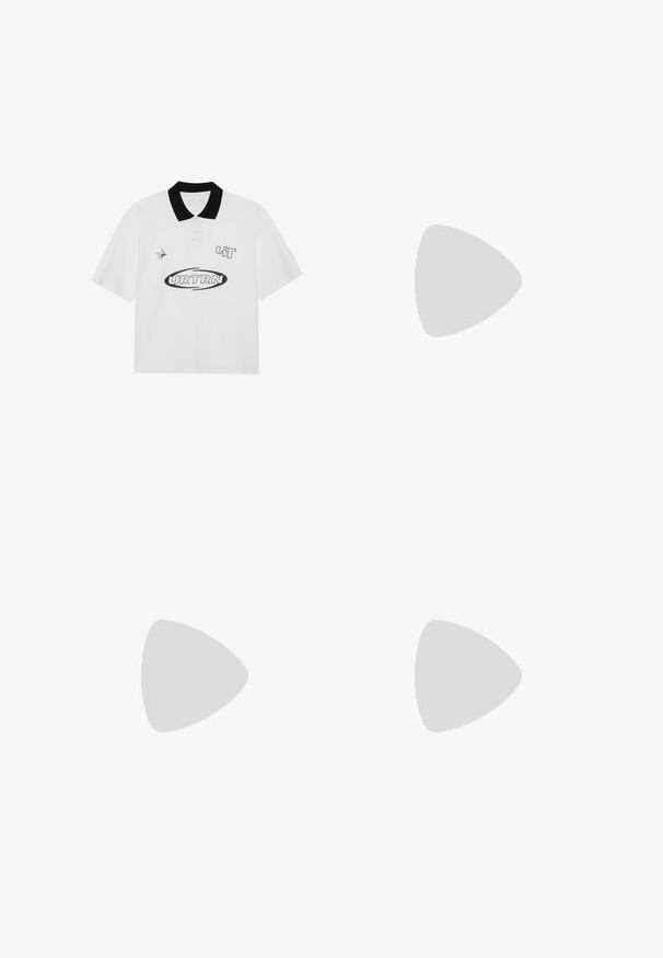 Balta polo marškinėliai su juodu apykaklė, puošiami juodais grafikos atspaudais: "URTRN" ir žvaigždės dizainu. Trumpomis rankovėmis ir klasikinio kirpimo.; Šviesiai mėlynos džinsinės šortai su nusidėvėjimo dizainu. Turintys suplyšusius kraštus ir lopai, penkių kišenių, metalinėmy užsegimu.; Nike sportbačiai su tamsiai mėlynu tekstiliniu viršumi ir grietinėlės spalvos akcentais. Yra plokščios raišteliai, apvalus pirštas ir guminiu padu. Dėvimos juodos raukšlėtos kojinės.; Juodas odinis pečių krepšys su užtrauktuku, turintis tekstūruotą paviršių, baltą siuvinėjimą ir dirželį su sidabinėmis metalinėmis detalėmis.