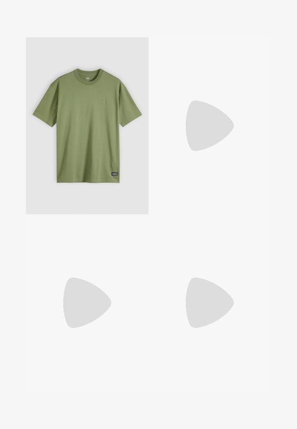 Olívová bavlnená tričko s okrúhlym výstrihom a krátkymi rukávmi. Obsahuje malú, jemnú nášivku loga na hrudi a tkanú etiketu značky na leme.; Bežová flanelová košeľa s golierom, obsahujúca dve náprsné vrecká, čierne gombíky a dlhé rukávy s gombíkovými manžetami.; Hnedé korduroy šortky s elastickým pásom a šnúrou na stiahnutie. Obsahujú vertikálne pruhy a bočné vrecká. Krátka dĺžka a neformálny dizajn.; adidas Originals SAMBA UNISEX - Tenisky - preloved brown/sand strata/dark brown