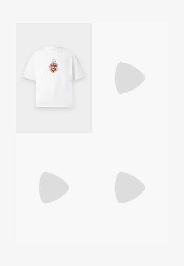 Vit oversized T-shirt med en färgglad helig hjärt-grafik och texten "AllSaints London" centrerad på bröstet.; Cargo byxor i mörk olivgrön, tillverkade av lättviktigt tyg. Har elastisk midja, knappstängning och sidofickor med lock.; Vit sneaker med en slät läderövre och låg profil. Har en rundad tå, sex snörhål och en strukturerad gummisula.; Klart plastsolglasögon med rektangulära bruna linser, med tunna, genomskinliga bågar och metallaccenter på stängerna.