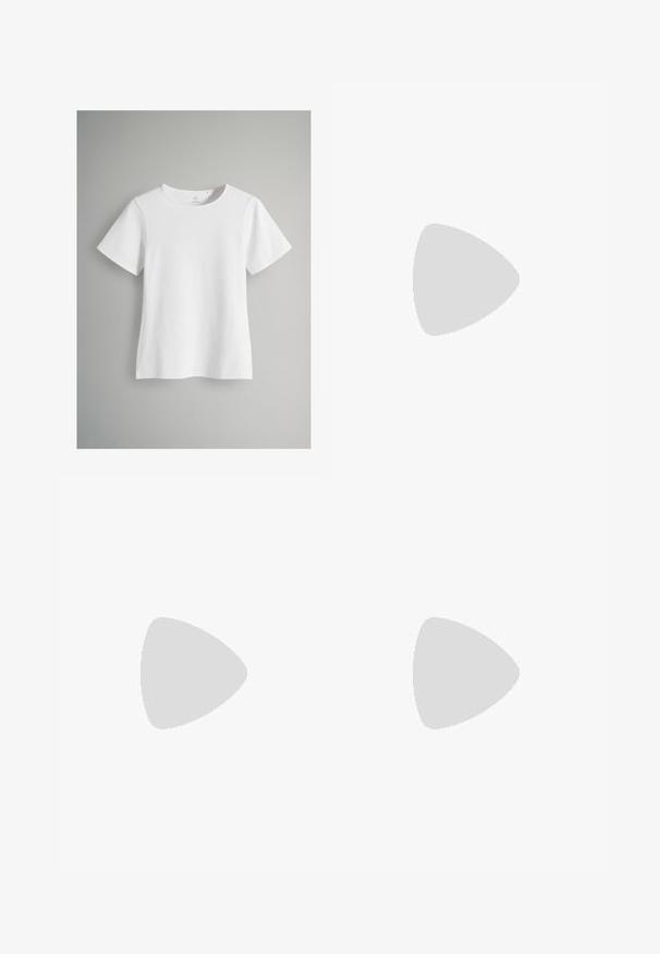 Witte korte mouw t-shirt van zacht katoen. Bevat een ronde halslijn en een rechte snit, met minimale stikdetails en geen patronen.; Zilverkleurige metalen mini-rok met een gladde textuur, getailleerde pasvorm en geen zichtbare sluitingen. Rechte zoom en subtiele glans.; Luipaardprint muiltjes met een lage, zwarte stilettohak. Bovenwerk van zacht materiaal met een knoopdetail aan de voorkant en een gladde, platte zool.; Zijden sjaal met een bruin en crème patroon, met gouden accenten. Afgewerkte randen en een merklabel "COACH" in de hoek. Driehoekige vorm.; Zwarte suède tote bag met een enkele bovenhandgreep en een kleine centrale leren riem met een gouden metalen punt.