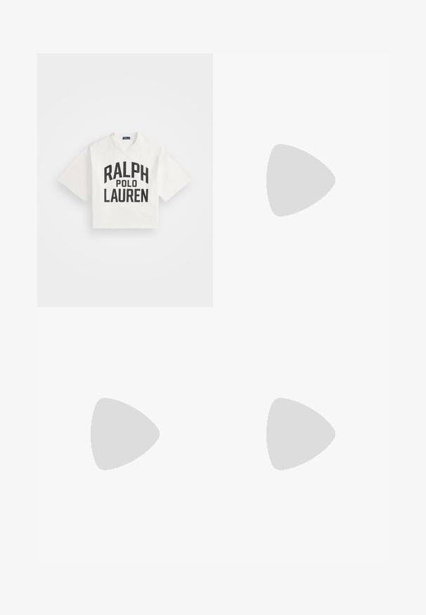 Izgriezta balta kokvilnas T-krekla ar izteiksmīgu melnu tekstu "RALPH" virs "POLO LAUREN". Īsas piedurknes, apaļa izgriezuma kakla daļa, vienkārša dizaina.; Biezi, balti bikses ar platu jostasvietu, gludu tekstūru un bez redzamām kabatām vai rakstiem, ar sašaurinātu kāju dizainu.; Gaišbrūnas zamša apavi ar gludu virsmu, kas rotāti ar trim tumšām svītrām, ar noapaļotu purngalu un biezāku zoli, kurai ir rakstains malas dizains.; Bēšs zamšas pleca soma ar izliekta formu, zelta aksesuāriem un ar rāvējslēdzēju aizdari. Iespējamā piekārta piekariņš ar iniciāļiem "MK."