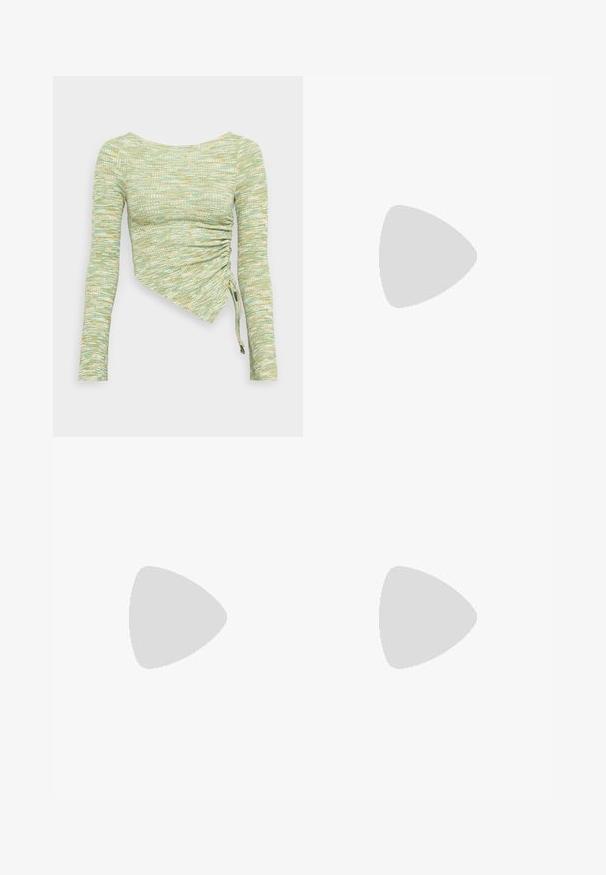 Camiseta de manga larga en tejido texturizado de color verde menta y amarillo, con un corte asimétrico, fruncidos laterales y lazos en el dobladillo.; Jeans skinny grises con un lavado desgastado, cintura alta, diseño de cinco bolsillos y pasadores para cinturón. Fabricados en tejido de mezclilla con un ligero stretch.; Zapatillas altas negras con cordones blancos, un logo blanco y costuras en blanco que contrastan. Presentan una suela blanca gruesa y una parte superior de ante texturizado.; Gafas de sol redondas de carey con lentes verde oscuro. Diseño elegante con patas finas y detalles metálicos texturizados en las patillas.