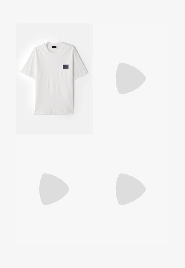 T-shirt en coton blanc avec un col rond et des manches courtes. Présente un patch rectangulaire en tissu sombre sur la partie gauche de la poitrine.; Jeans en denim bleu clair avec une coupe décontractée, design à jambes droites, style traditionnel à cinq poches et fermeture à bouton en métal.; Des chaussures en cuir noir avec une semelle épaisse présentant des rainures profondes, associées à un pantalon large à rayures grises.; Lunettes de sport noires avec des verres teintés gris, monture angulaire, coins renforcés et plaquettes de nez ajustables pour un maintien sécurisé.