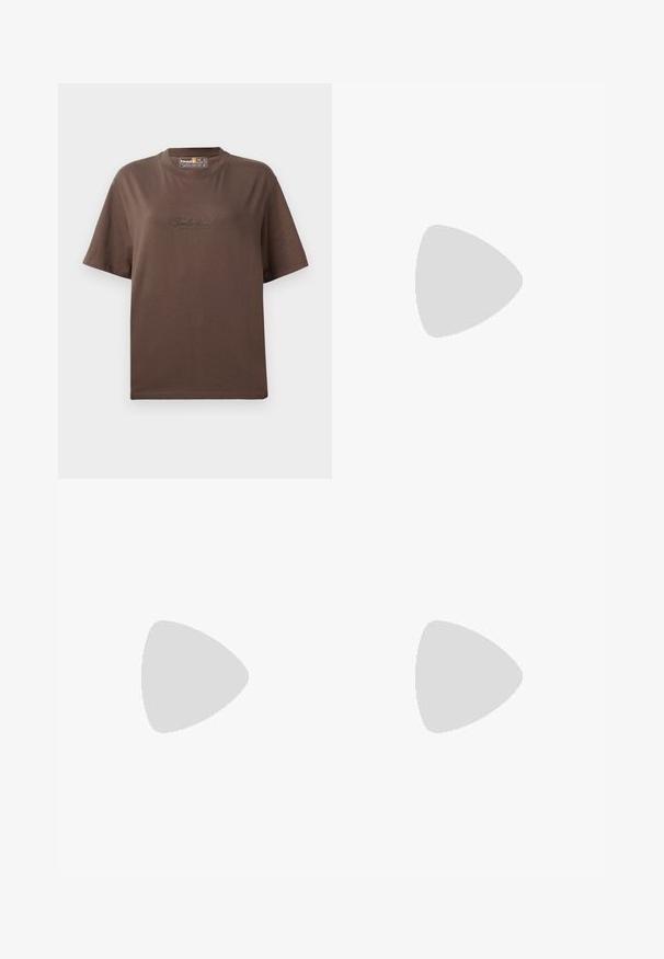 T-shirt in cotone marrone con maniche corte e scollo rotondo. Presenta un sottile logo ricamato "Timberland" sul davanti.; Jeans ampi di colore blu scuro realizzati in tessuto denim. Presentano una zip frontale, una chiusura a bottone e cuciture in contrasto lungo le cuciture.; Scarpa slip-on in suede color sabbia con colletto imbottito e accento in tessuto blu chiaro testurizzato. Presenta una suola spessa e resistente con battistrada decorato.; Borsa a mano in pelle nera con un design geometrico, due manici corti e un pouch con zip removibile e un ciondolo a specchio rotondo.