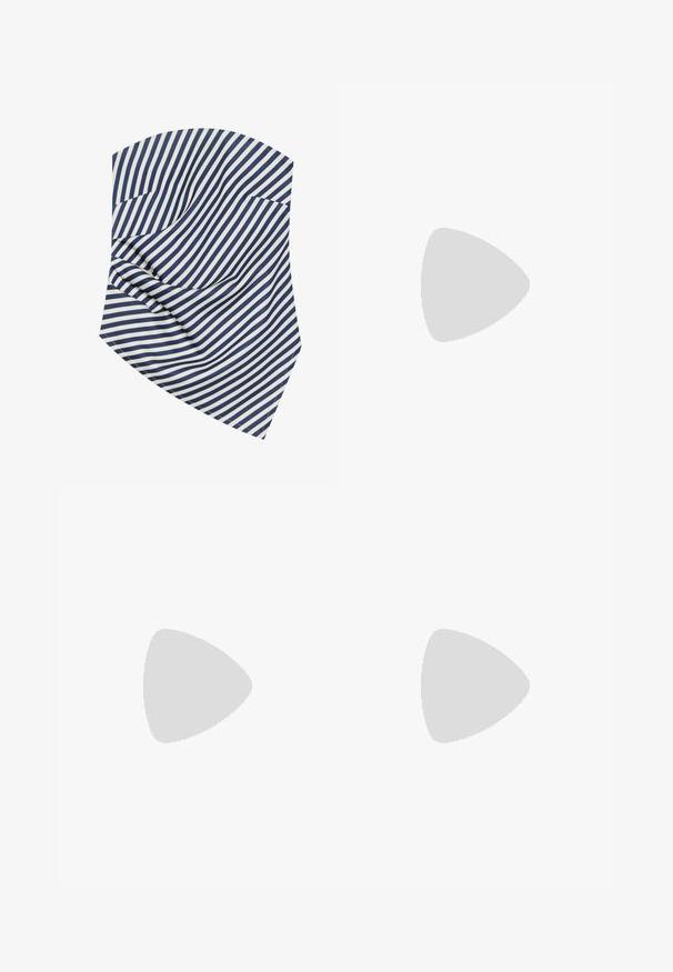 Námornícka a biela pruhovaná textília, so šikmými líniami a jemnými záhybmi. Materiál sa zdá byť hladký s miernym leskom a ostrými okrajmi.; Svetlomodré rozšírené džínsy vyrobené z denimu, s klasickým dizajnom piatich vreciek a zipsom s gombíkovým zapínaním.; Čierne a biele športové topánky s elegantným dizajnom, gumovou podrážkou, šnurovaním a tromi bielymi prúžkami na bokoch.; Krémová, mäkká taška z umelého kože s nariaseným dizajnom, nastaviteľným popruhom a jemným šnurovaním. Hladký povrch a zaoblený tvar.