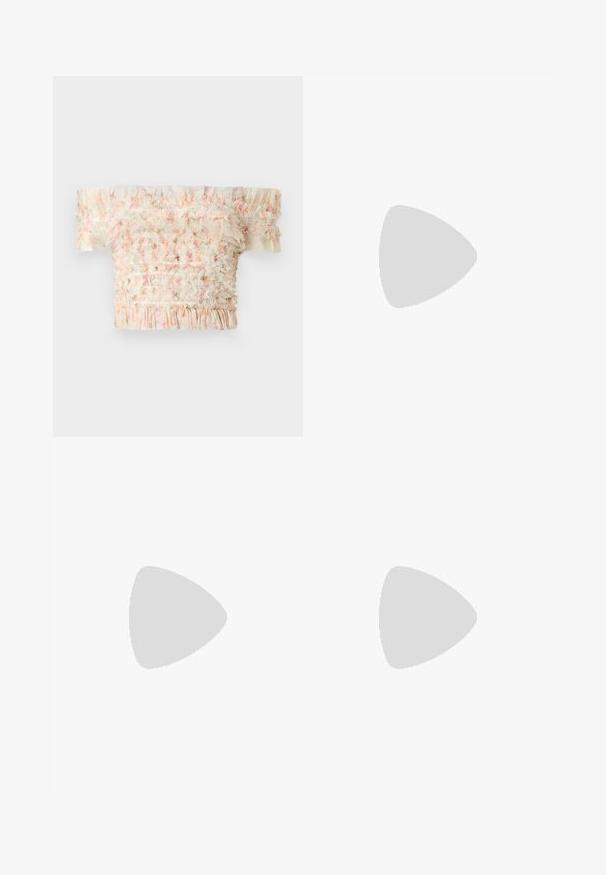 Top s volnými rameny s volánkovými okraji, s prošitým designem v pastelových barvách, vyrobený z lehkého materiálu s texturovaným povrchem.; Květinová vrstvená sukně s krémovým pozadím, na kterém se nacházejí pastelově růžové, modré a zelené květy. Elastický pas s volánkovými detaily.; Bílé kožené lodičky na vysokém podpatku s špičatou špičkou, kotníkovým páskem a štíhlým jehlovým podpatkem. Hladká textura s mírným lesklým povrchem.; Bílá texturovaná kabelka s uloženým designem, vybavená zlatým řetízkem. Hladký povrch s jemnými vlnami a zaoblenými okraji.
