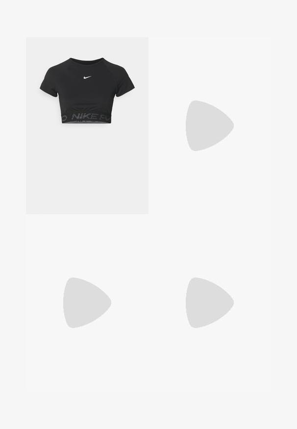 Schwarzes, kurzes Sportoberteil mit kurzen Ärmeln, das ein weißes Nike-Logo und einen strukturierten Bund mit dem Muster "NIKE" am Saum aufweist.; Blaue Sportshorts aus strukturiertem Gewebe, mit elastischem Bund, weißem Nike-Logo und dem Wappen der englischen Nationalmannschaft auf der linken Seite.; Schwarzer Nike-Laufschuh mit atmungsaktivem Mesh-Obermaterial, weißem Swoosh-Logo, strukturierten Details und einer cremefarbenen ZoomX-Zwischensohle.; Schwarze fingerlose Handschuhe aus dehnbarem Material, mit einem offenen Handdesign, Griffakzenten und dem weißen Nike-Logo.