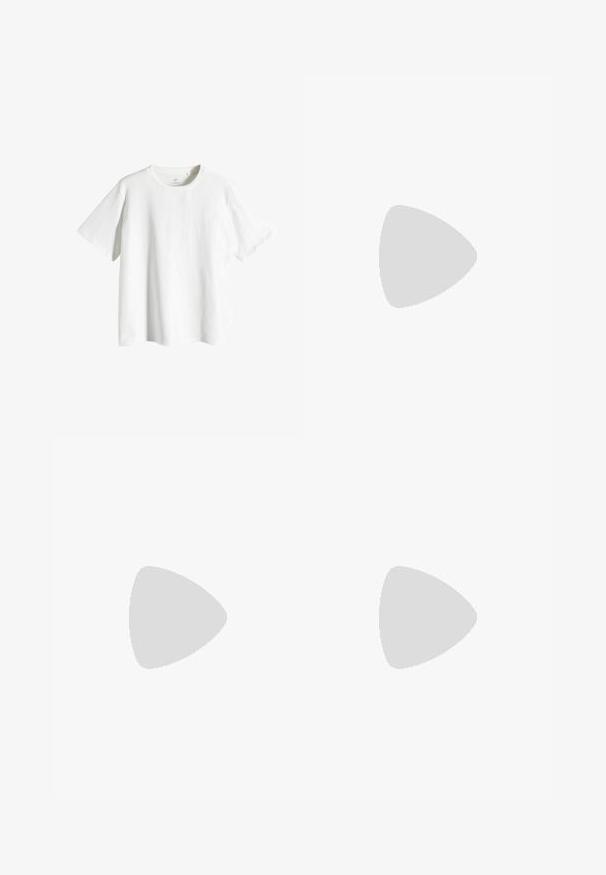 Biele bavlnené tričko s okrúhlym výstrihom, krátkymi rukávmi a voľným strihom. Hladká textúra, bez vzorov alebo akcentov.; Čierne široké nohavice s vysokým pásom, so záhybmi, predným zapínaním na gombík a dvomi bočnými vreckami. Vyrobené z látky s textúrovaným povrchom.; Biele vysoké tenisky vyrobené z kože, s striebornými očkami, gumovou špičkou a červeným a námorníckym pásom na podrážke.; Čierna kožená kabelka s dvoma dlhými uchami, elegantný dizajn a jemné stehy pozdĺž stredného švu. Hladká textura.