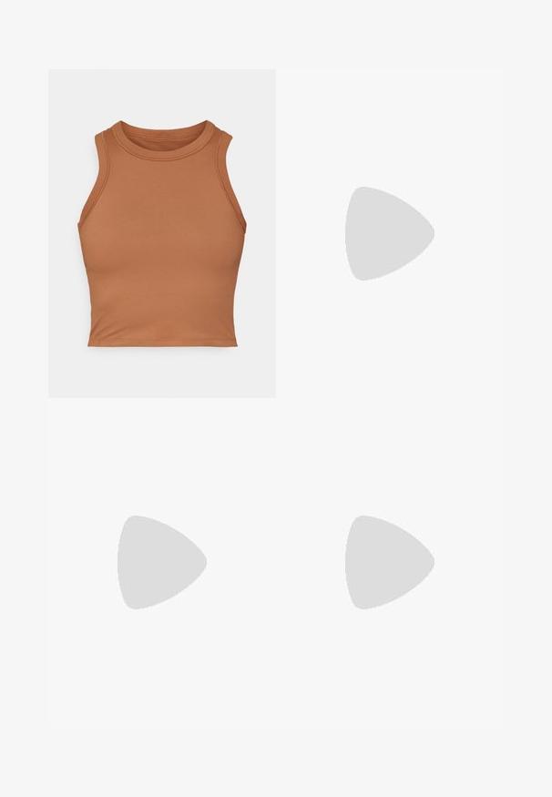 Brun, ærmeløs crop top lavet af glat stof. Har en høj halsudskæring og tætsiddende kanter for et figursygt design.; Højtaljede cykelshorts i beige farve, lavet af strækbart materiale, med en glat tekstur og rene sømme for komfort og pasform.; Hvide sportssko med en struktureret mesh-overdel, polstret sål og subtile grå accenter. Inkluderer branding og en løkke i hælen for nem påtagning.; Sorte solbriller med mat finish, rektangulære linser, let kurve ved templerne, diskret logo detaljer og røgfarvede linser.